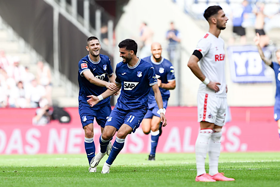 Hoffenheims Florian Grillitsch (r) und Andrej Kramaric bejubeln das Tor zur 2:0-Führung.  