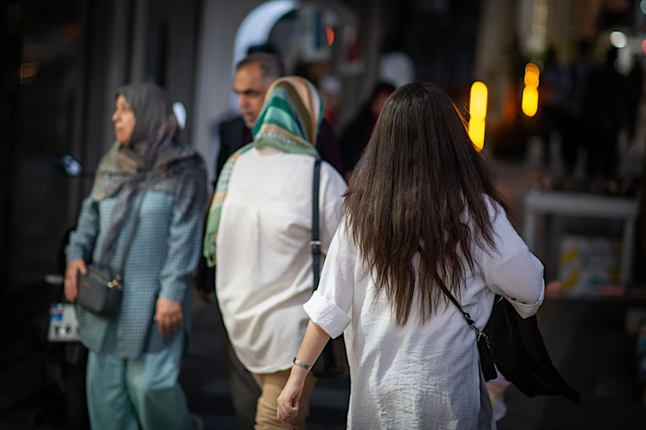 ARCHIV - Straßenszene in Teheran. Aus Protest gegen das islamische Herrschaftssystem ignorieren viele Frauen die Kopftuchpflicht.  