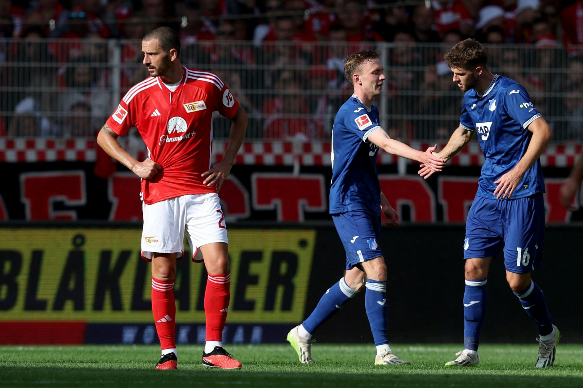 Hoffenheims Maximilian Beier (Mitte) feiert sein 2:0 mit Anton Stach (r.) , Unions Leonardo Bonucci (l) mag gar nicht hinschauen.