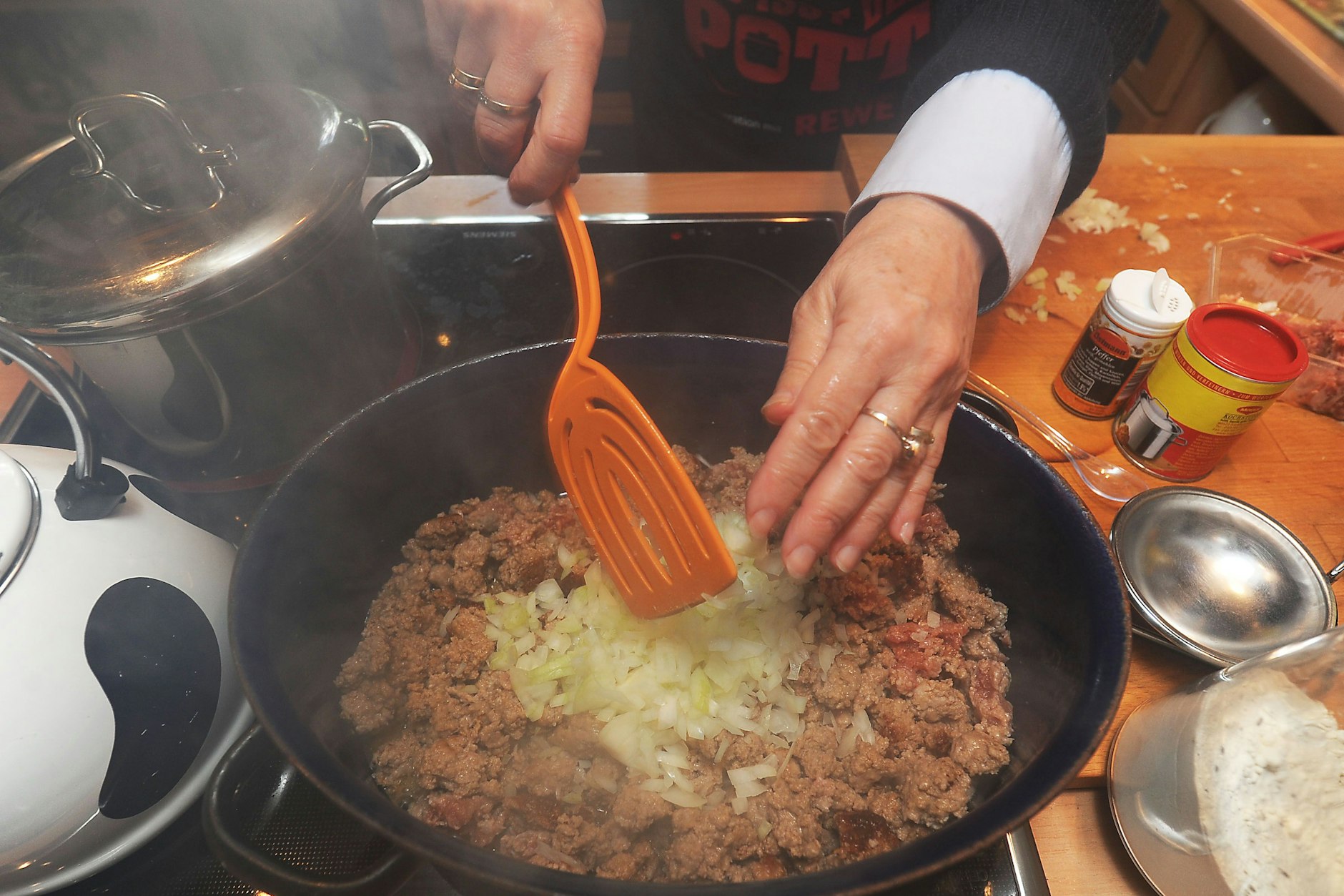 Gehacktesstippe oder Beamtenstippe ist ein einfaches Gericht aus der DDR - das Rezept ist simpel und schnell gemacht.