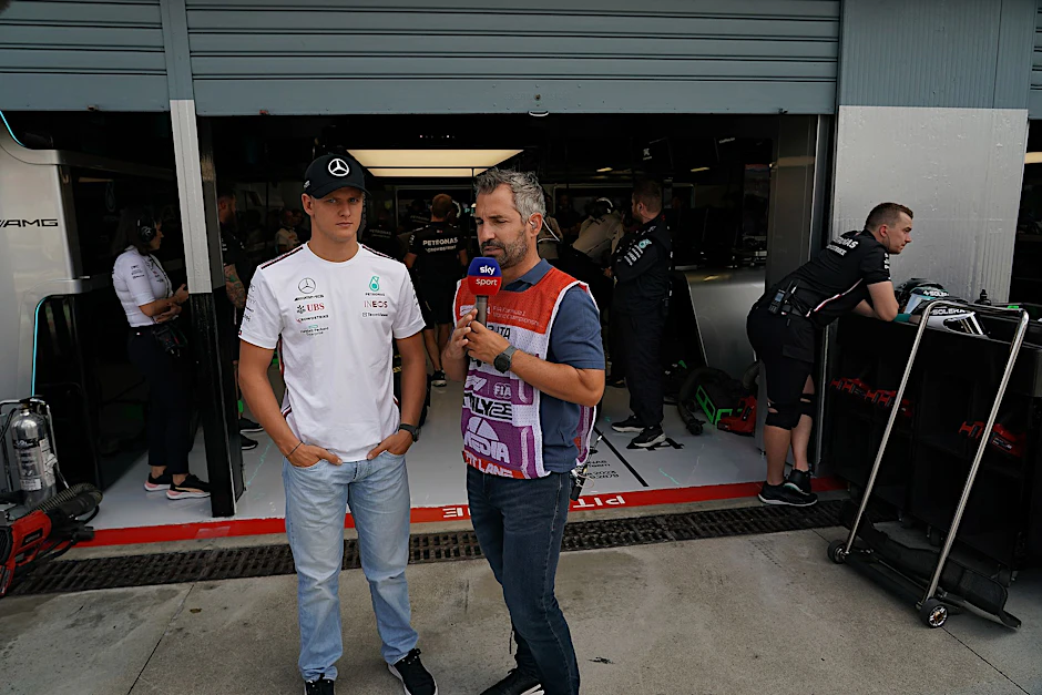 ARCHIV - Einem Bericht zufolge könnte Mick Schumacher (l) ins Sportwagenprogramm von Alpine wechseln.  