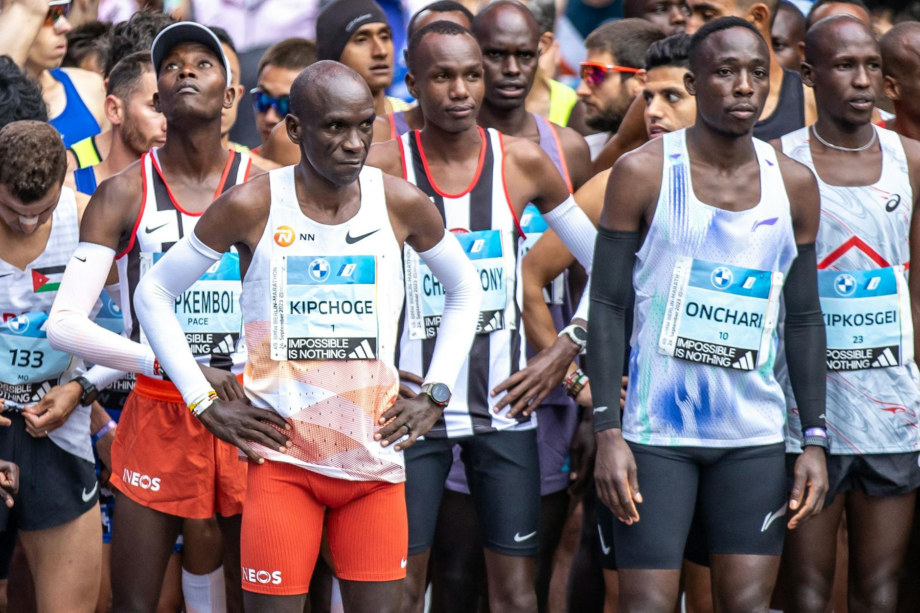 Der viermalige Sieger Eliud Kipchoge (3.v.l) aus Kenia steht vor dem Start bereit.