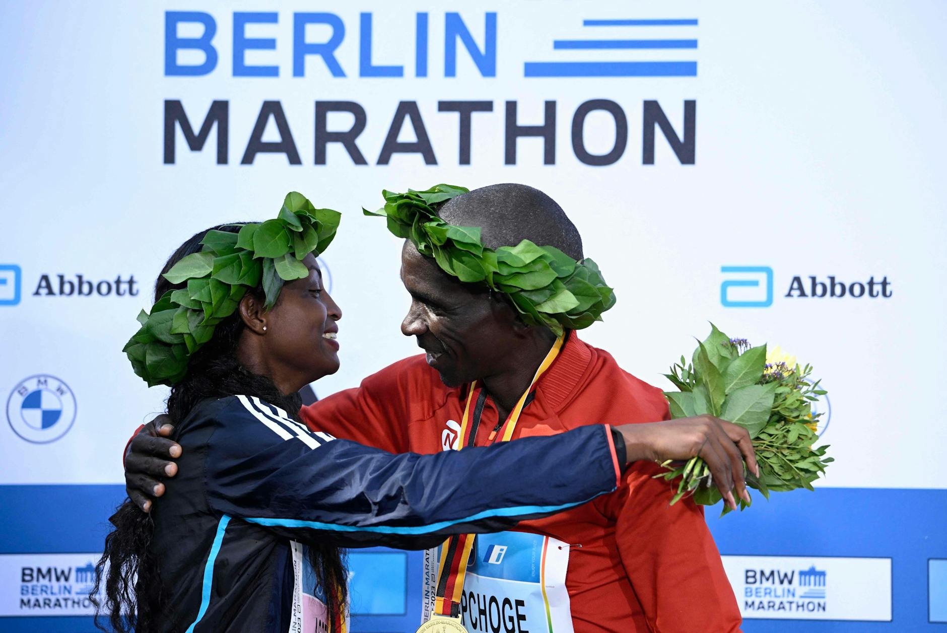 Die Siegerin bei den Frauen, die Äthiopierin Tigist Assefa (L), und der Sieger bei den Männern, der Kenianer Eliud Kipchoge.