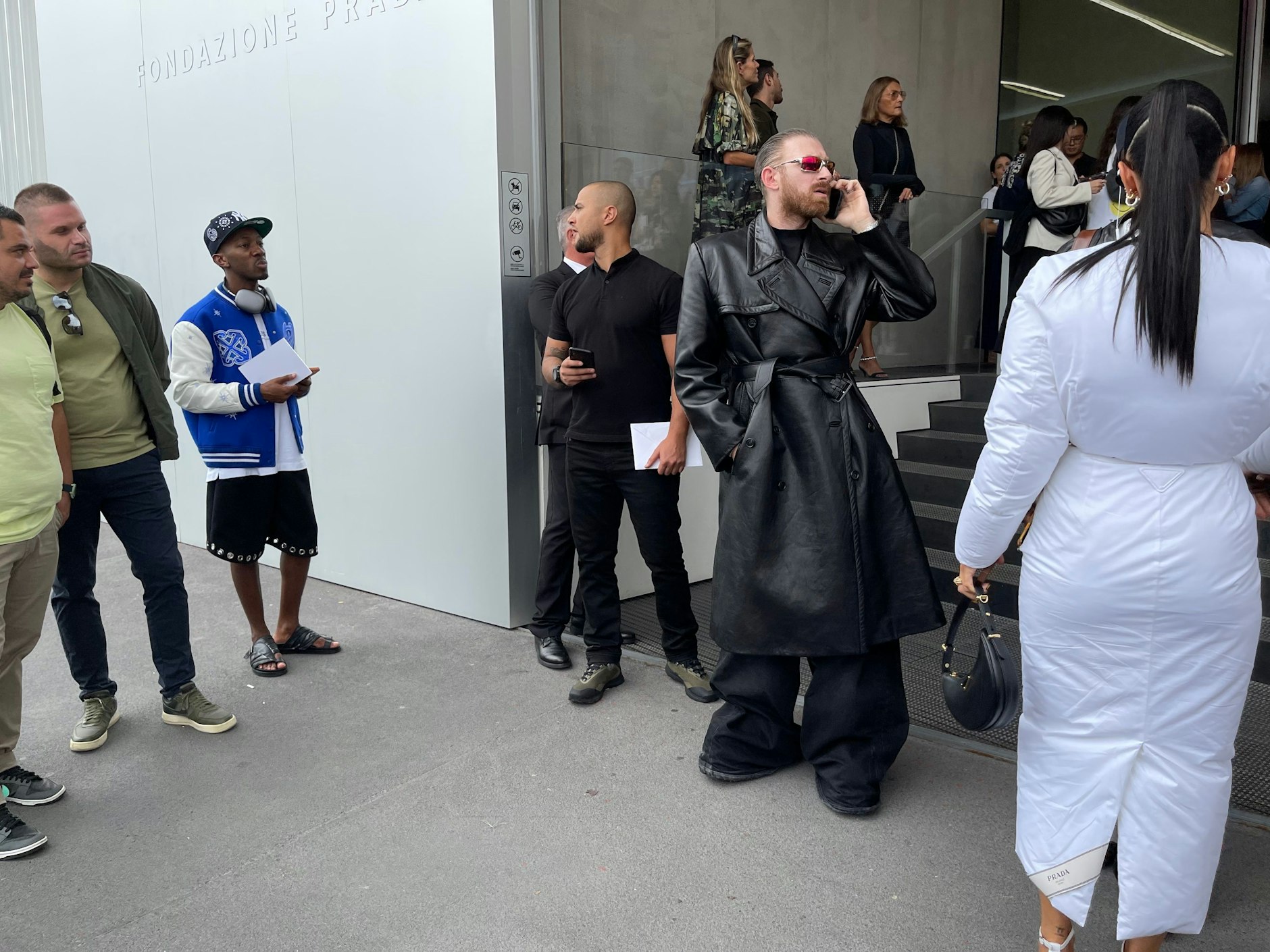 Auch Guram Gvasalia kam, um die Prada-Show live zu sehen. Danach telefonierte er. Der Vetements-Macher (hier im schwarzen Ledermantel von Prada) teilt derzeit in Interviews gerne gegen seinen Bruder, den Balenciaga-Kreativdirektor Demna, aus.&nbsp;