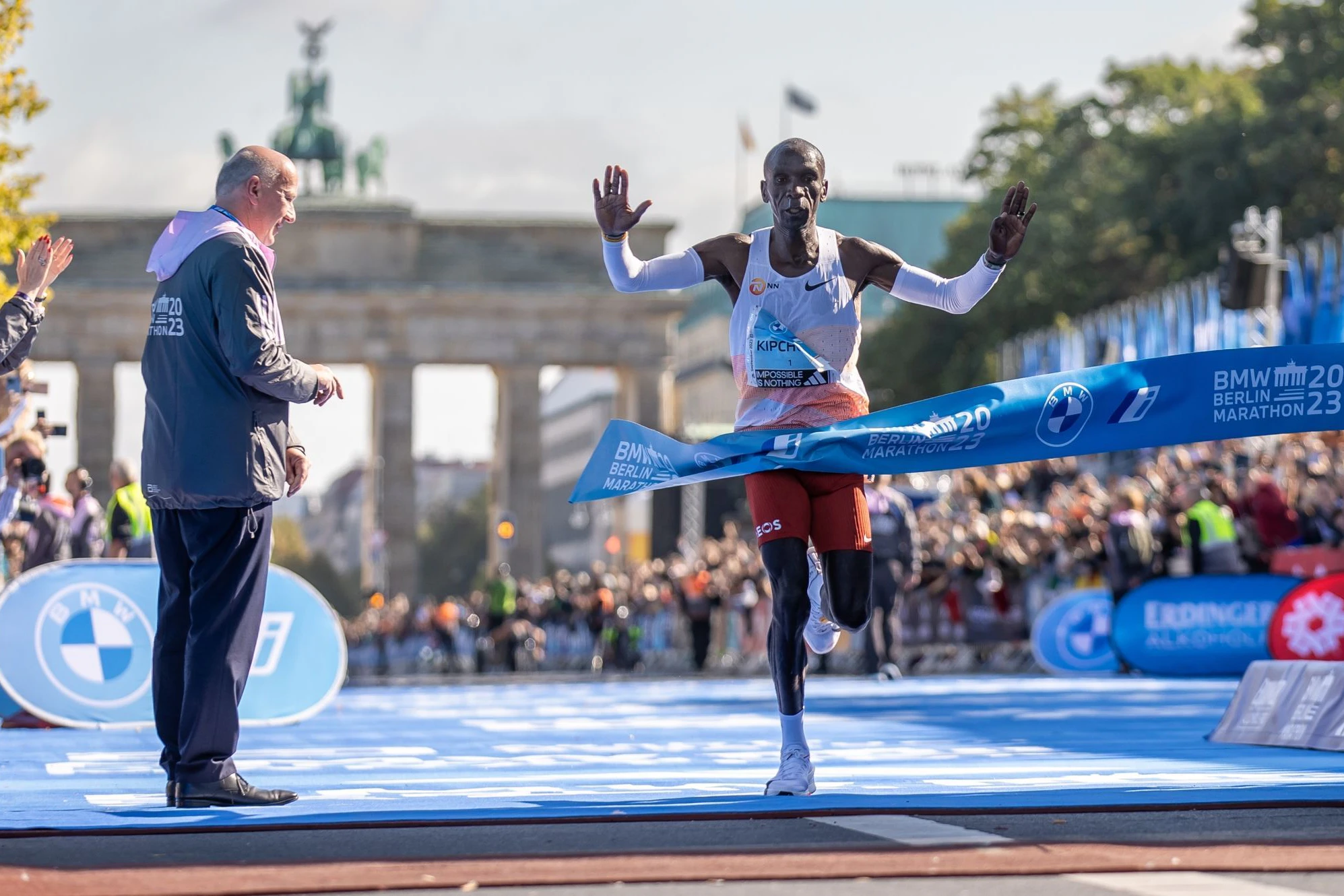 Eliud Kipchoge gewinnt zum fünften Mal den Berlin-Marathon. Kai Wegner ist dabei.