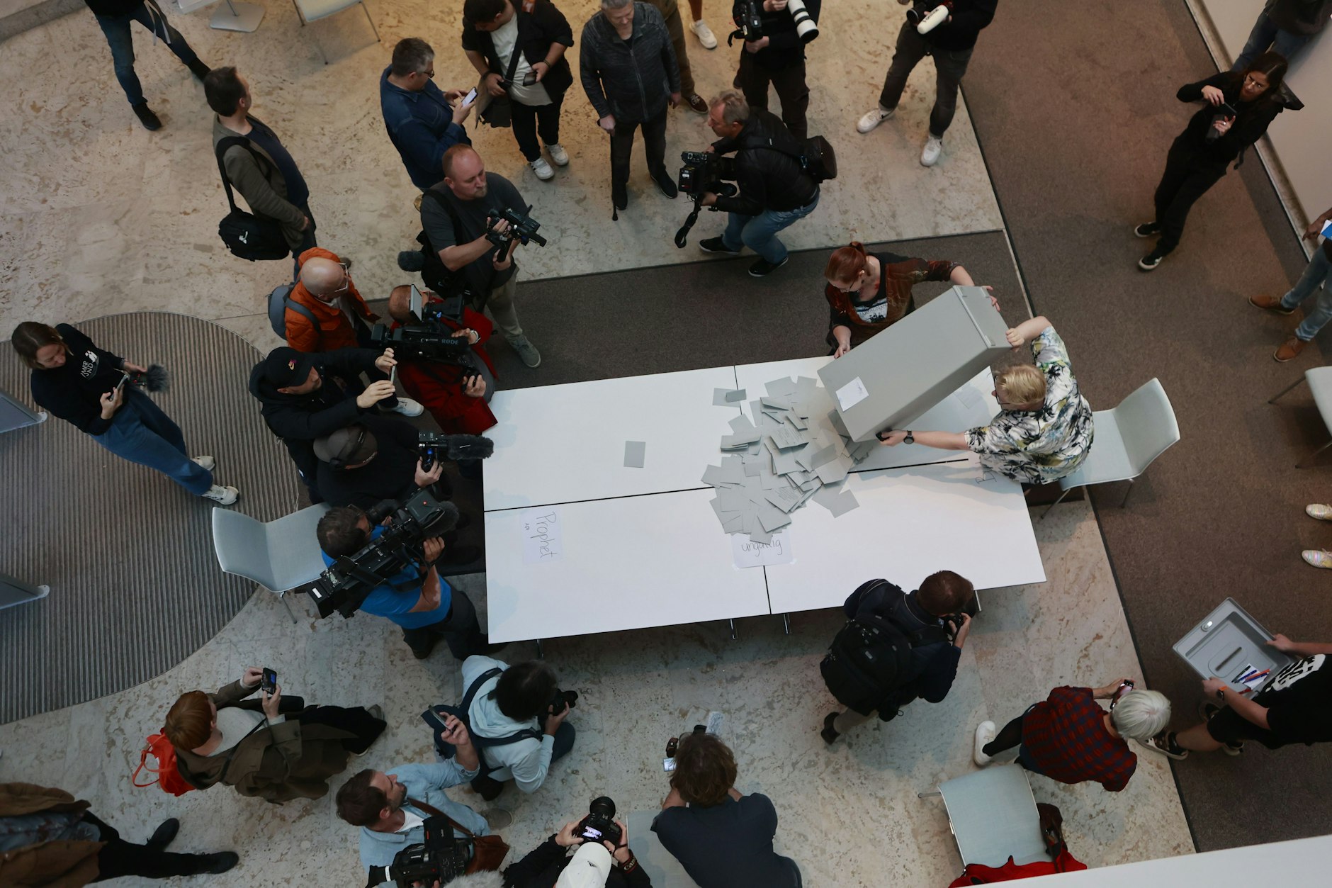 Großes Medieninteresse:&nbsp; Stimmen-Auszählung in einem Wahllokal in Nordhausen.