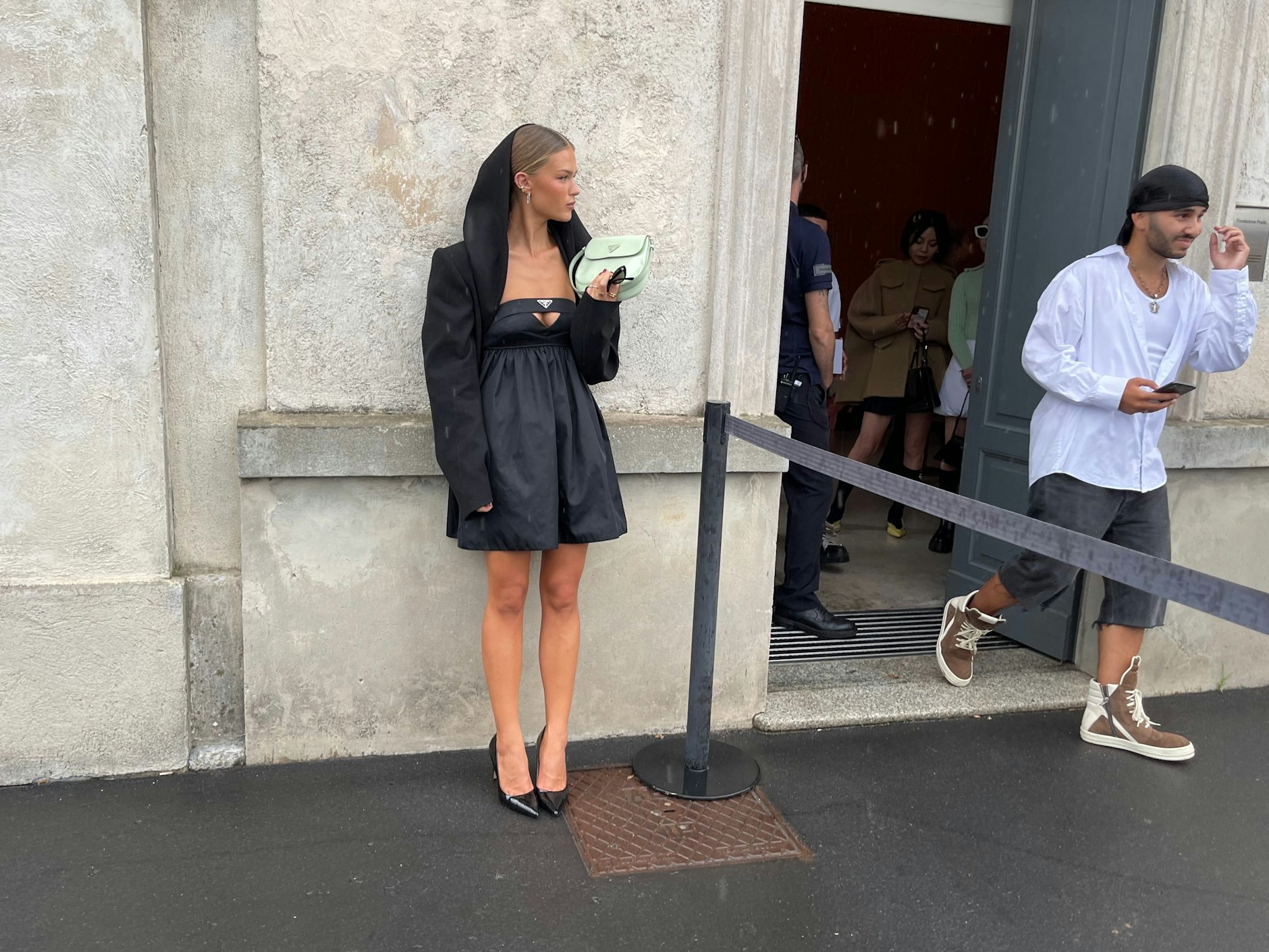 Der nächste Regenschauer geht auf die Fondazione Prada hernieder. Wer keinen Schirm hat, der trägt eben Kopfbedeckung.