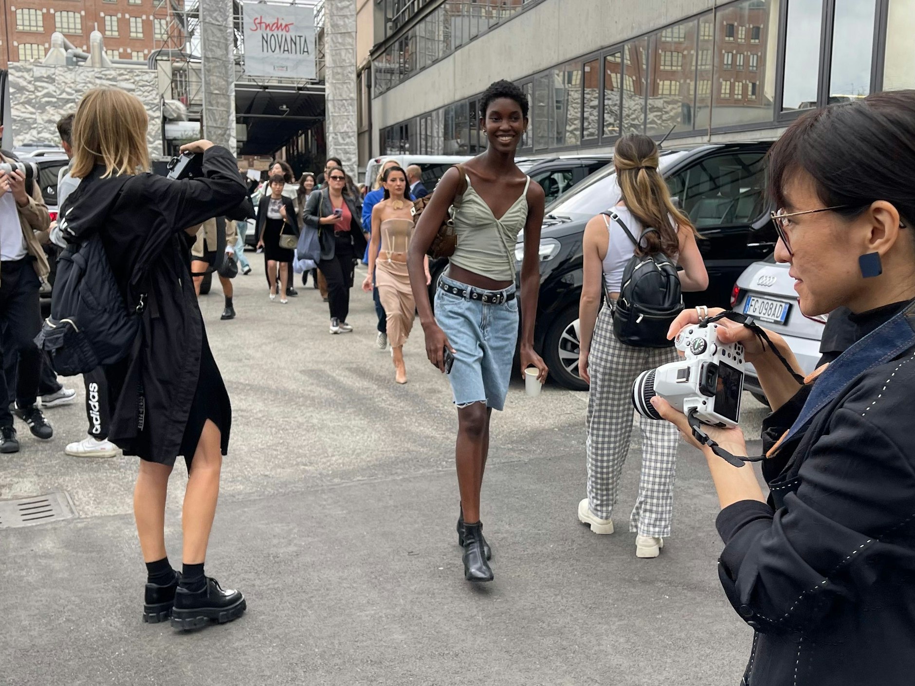 Nach einem erfolgreichen Walk auf der Sportmax-Show ist die Stimmung bei diesem Model ausgelassen.