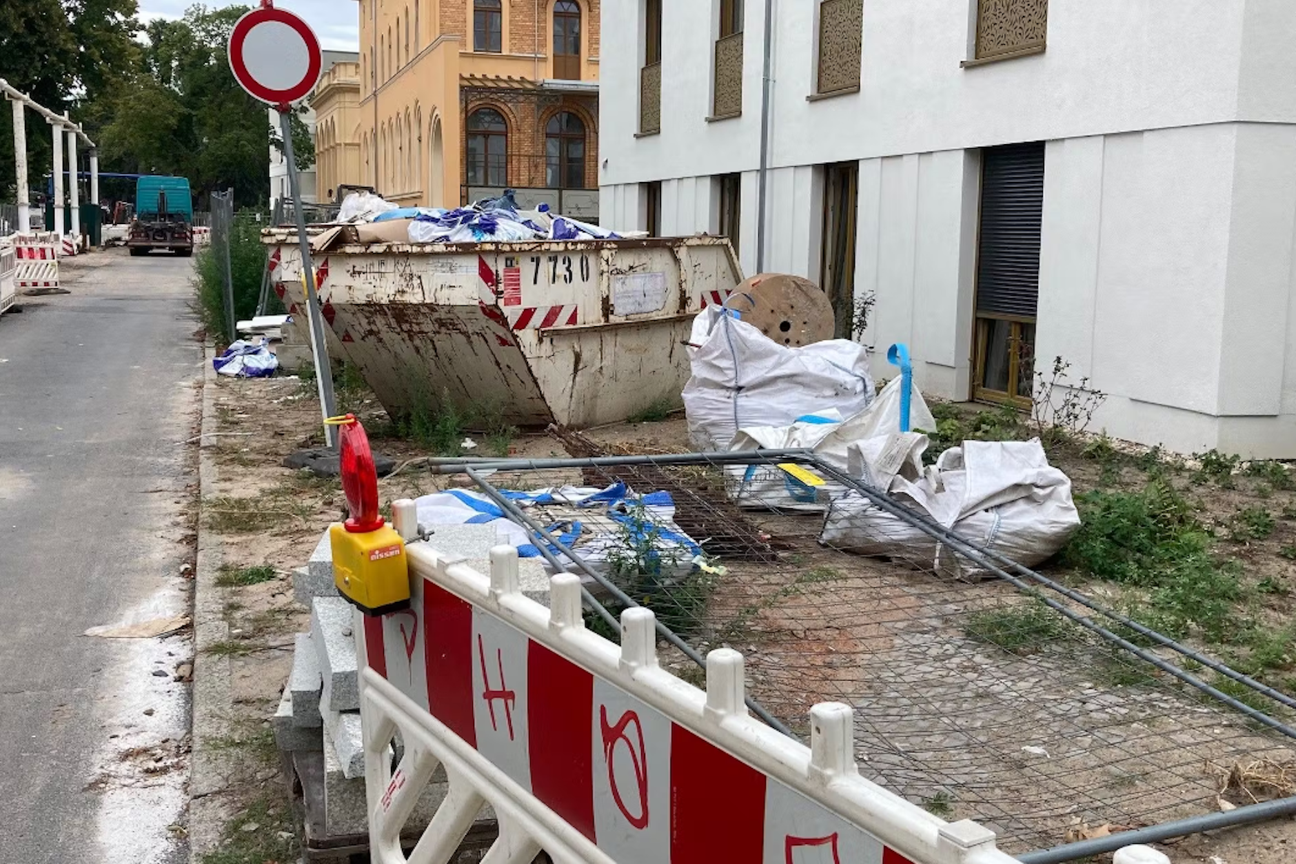Auch die Baustelle der Seniorenresidenz war lange Zeit eine vermüllte Chaosbaustelle.
