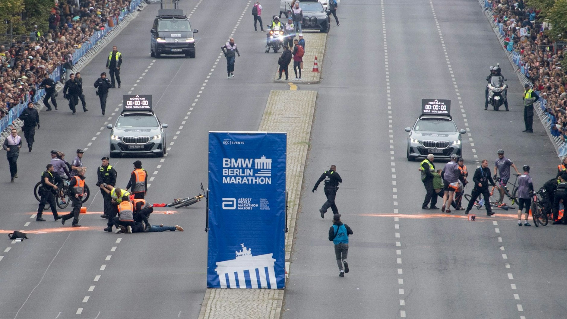 Protest kurz vor Start: Aktivisten der Gruppe Letzte Generation werden auf der Straße des 17. Juni von Sicherheitskräften&nbsp; von der Strecke gezogen.