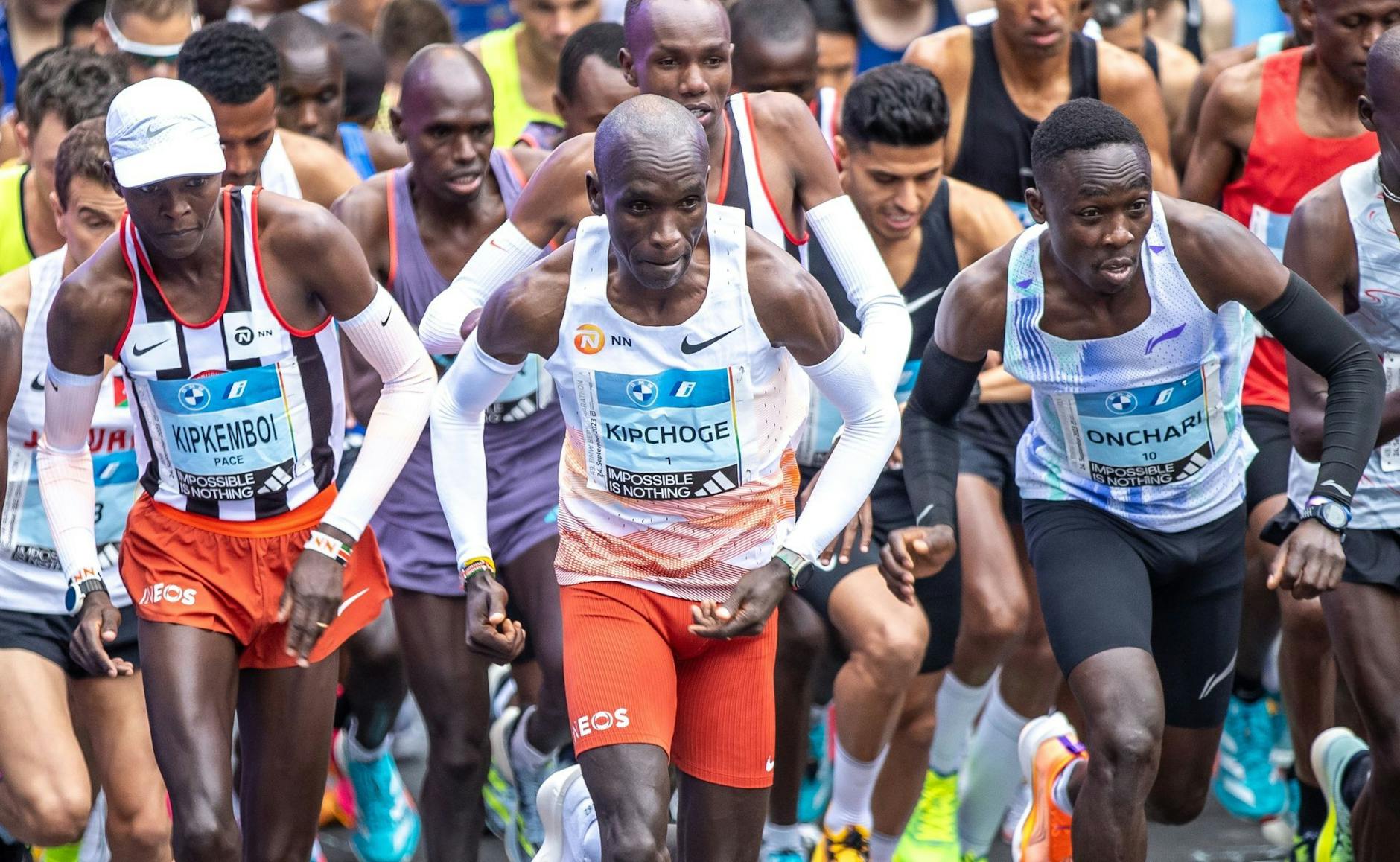 Eliud Kipchoge (M) gewann erneut den Berlin-Marathon. Foto: Andreas Gora/dpa
