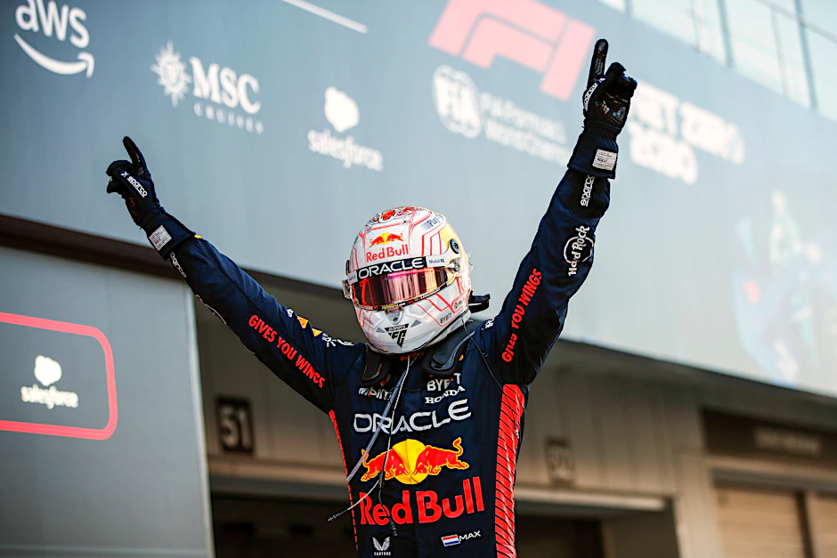 Gewohntes Bild: Max Verstappen feiert nach einem Formel-1-Rennen seinen Sieg.
