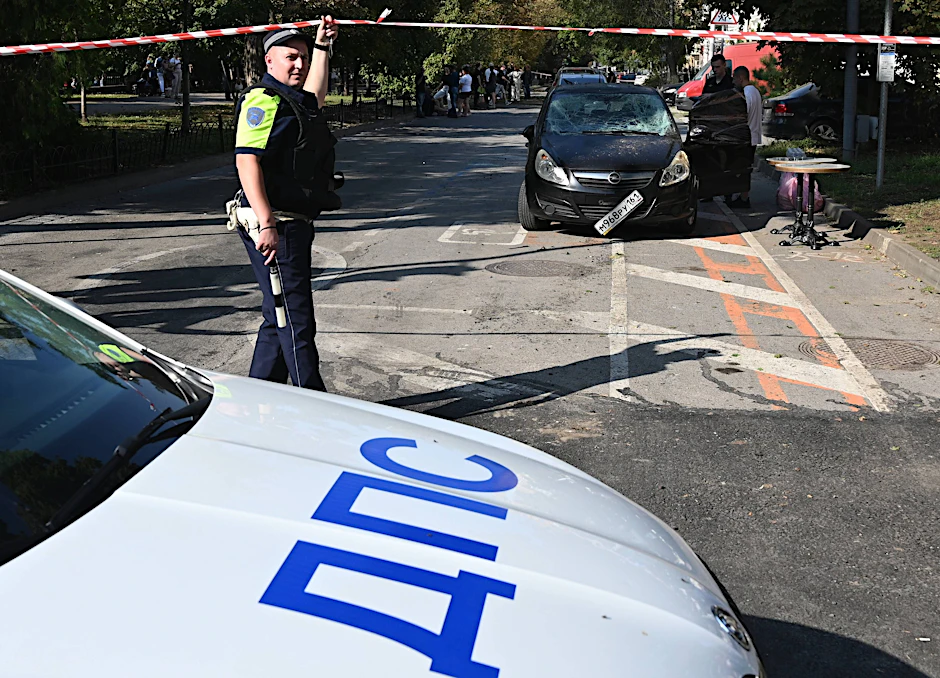 Ein Polizist hält ein Absperrband nach einem ukrainischen Drohnenangriff auf eine russische Stadt (Archivbild).&nbsp;