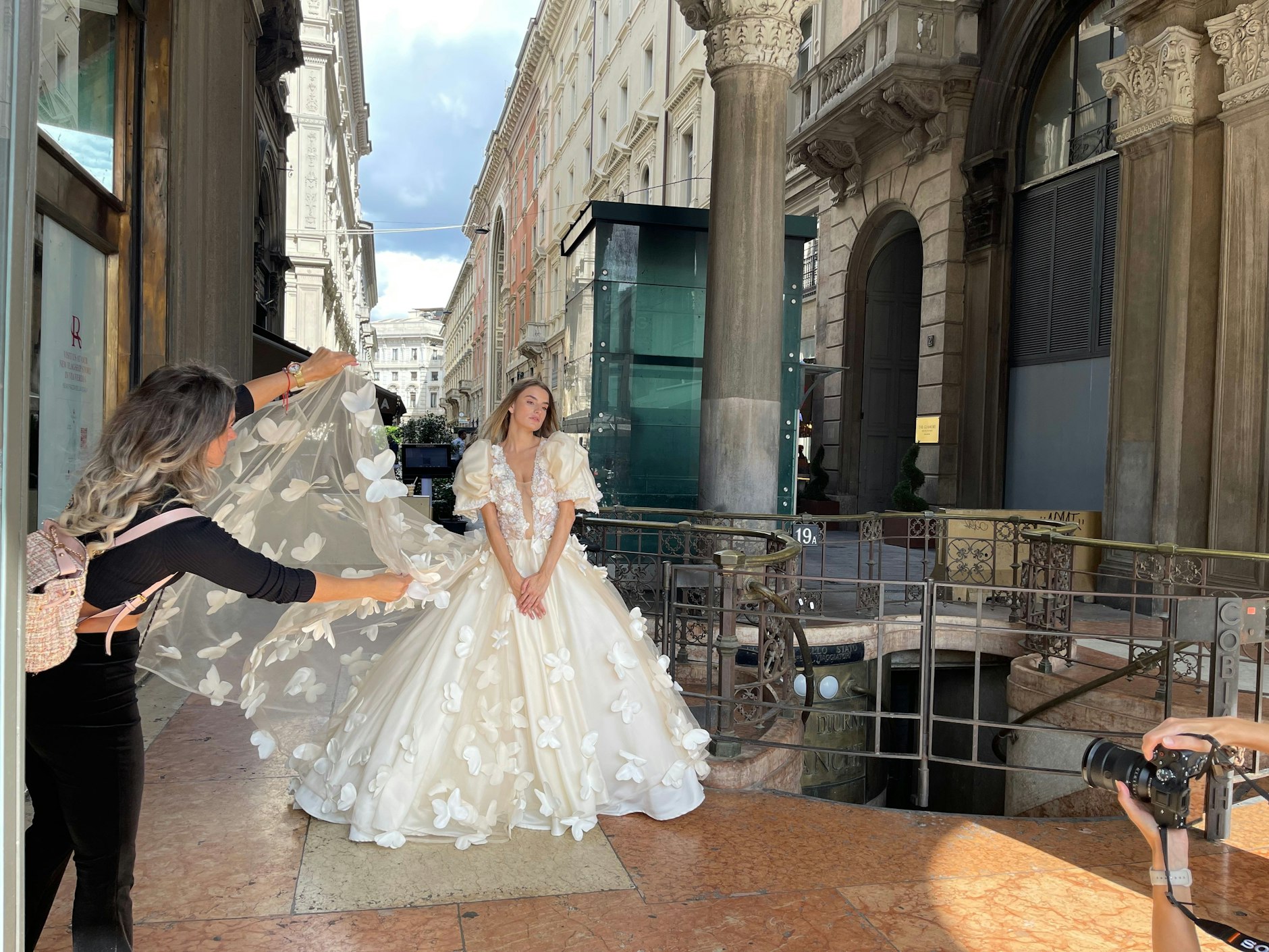 Direkt am Dom wird das Kleid einer Kölner Designerin zum Flattern gebracht.