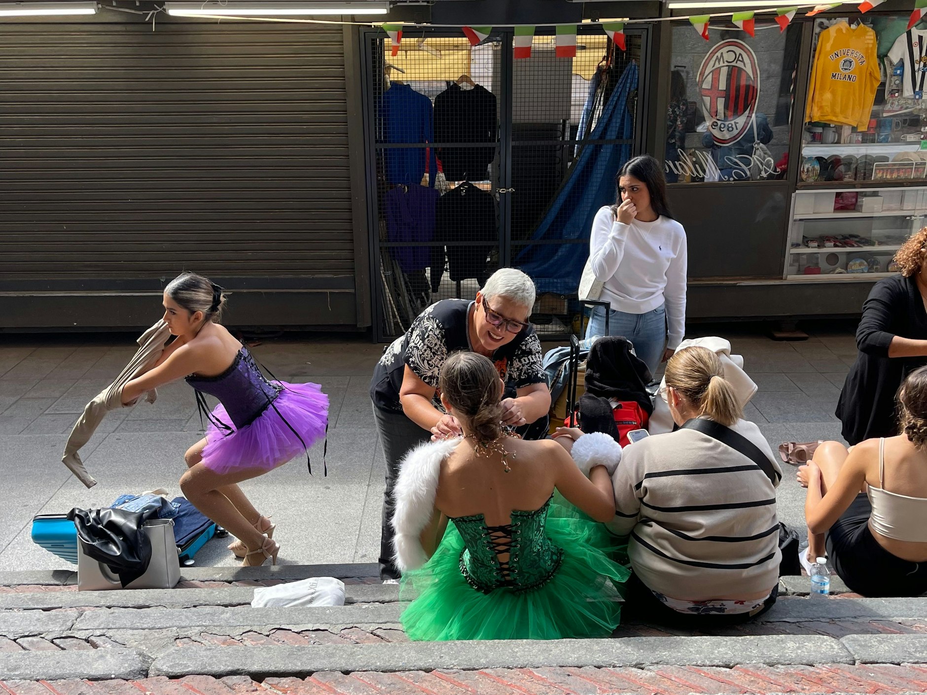 Auch diese bunte Truppe pfeift auf die Fashion-Bubble. Man kann sich auch sein eigenes Spektakel inszenieren.&nbsp;