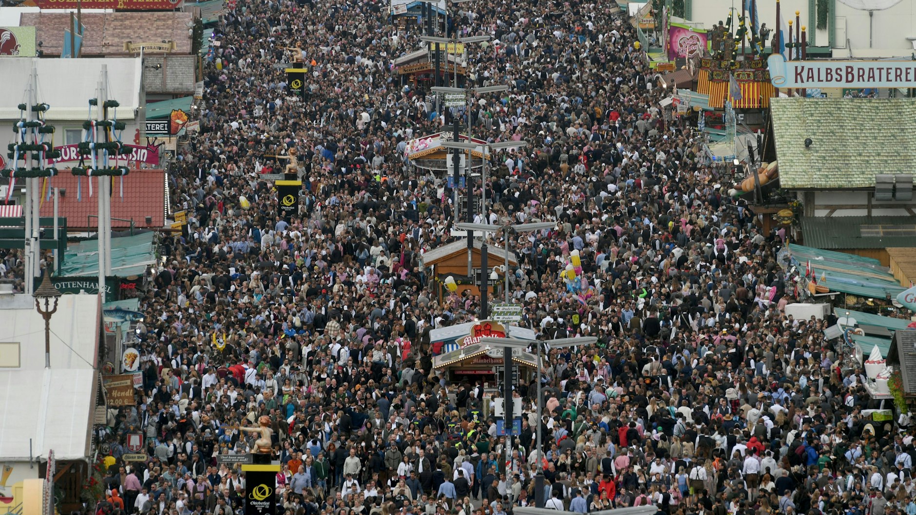 Unzählige Besucher werden noch bis zum 3. Oktober über das Oktoberfest schlendern – und dabei auch den einen oder anderen Krug Bier vernichten.