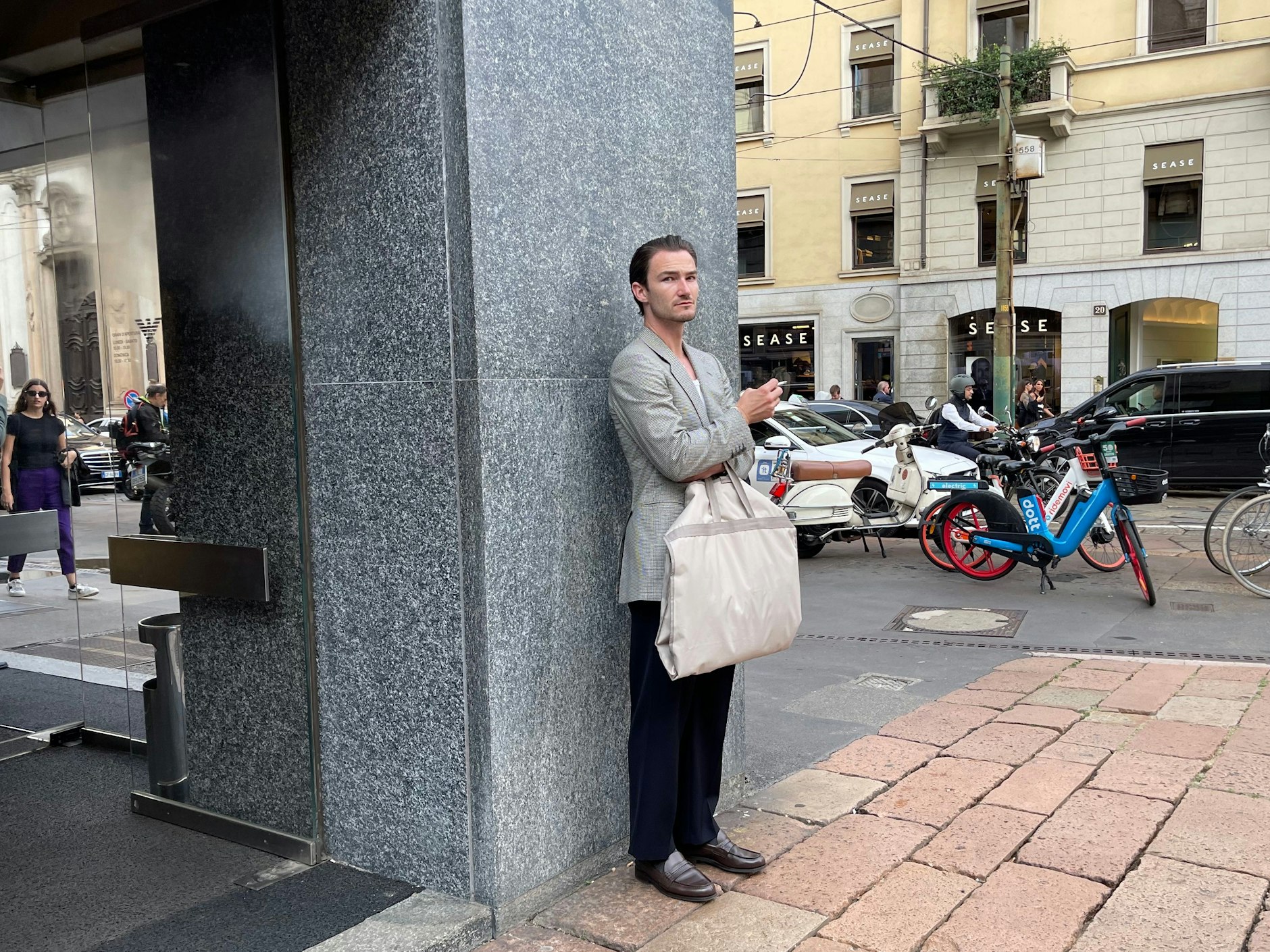 Dieser Herr hat nichts mit der Fashion Week am Hut, sieht aber trotzdem schick aus.