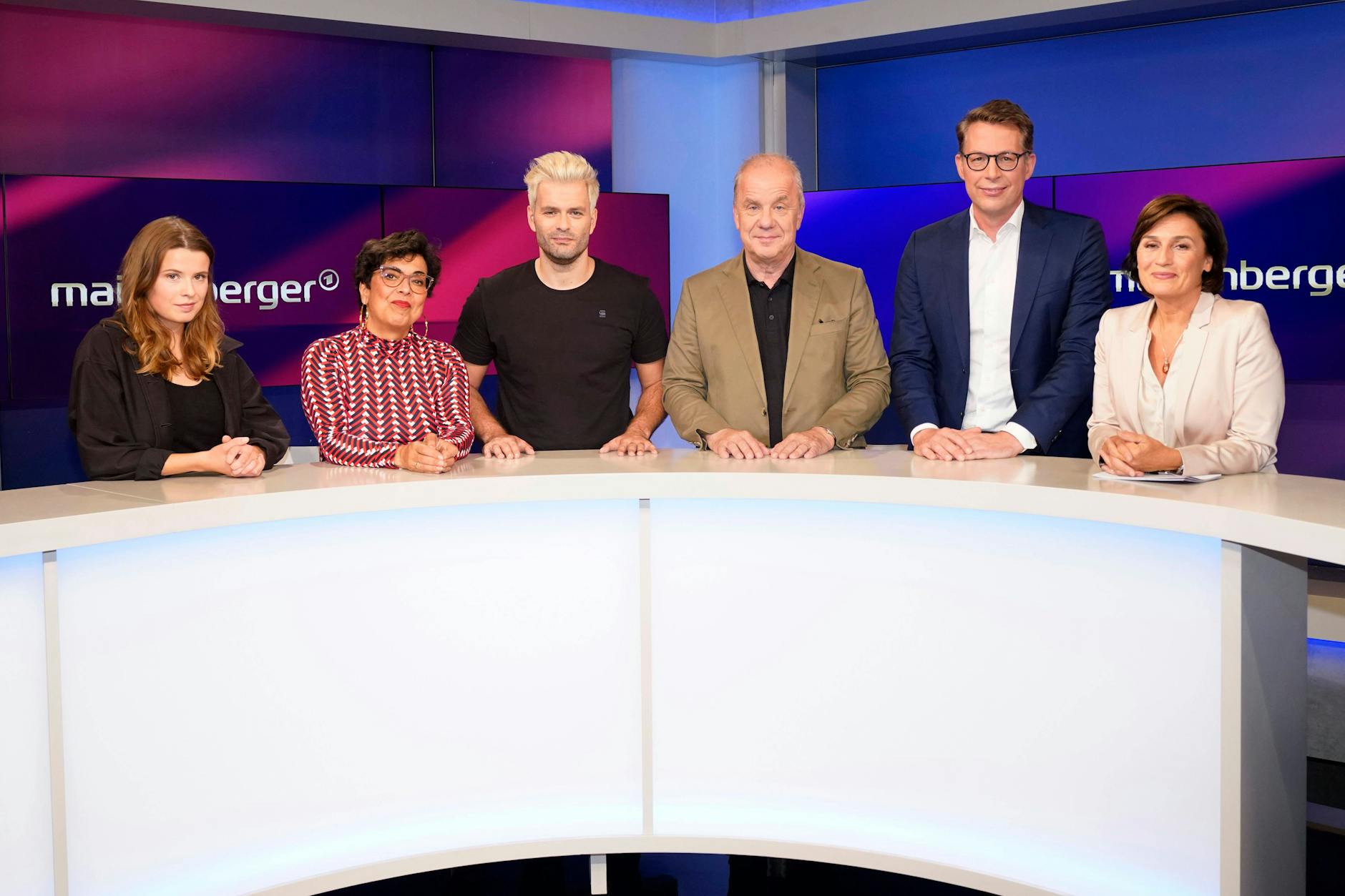 Luisa Neubauer, Mariam Lau, Tilo Jung, Hubertus Meyer-Burckhardt, Markus Blume und Sandra Maischberger in der ARD-Talkshow Maischberger im Studio Berlin Adlershof am 20. September.