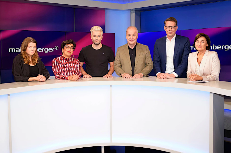 Luisa Neubauer, Mariam Lau, Tilo Jung, Hubertus Meyer-Burckhardt, Markus Blume und Sandra Maischberger in der ARD-Talkshow Maischberger im Studio Berlin Adlershof am 20. September.