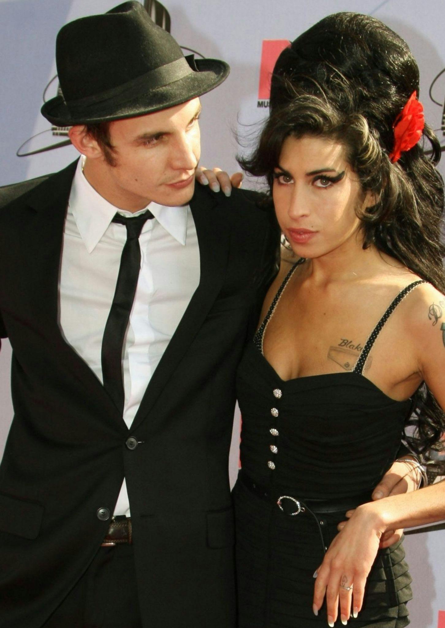 ARCHIV - Die Sängerin Amy Winehouse und ihr damaliger Ehemann Blake Fielder-Civil kommen in Los Angeles zur Verleihung der MTV Movie Awards (2007).