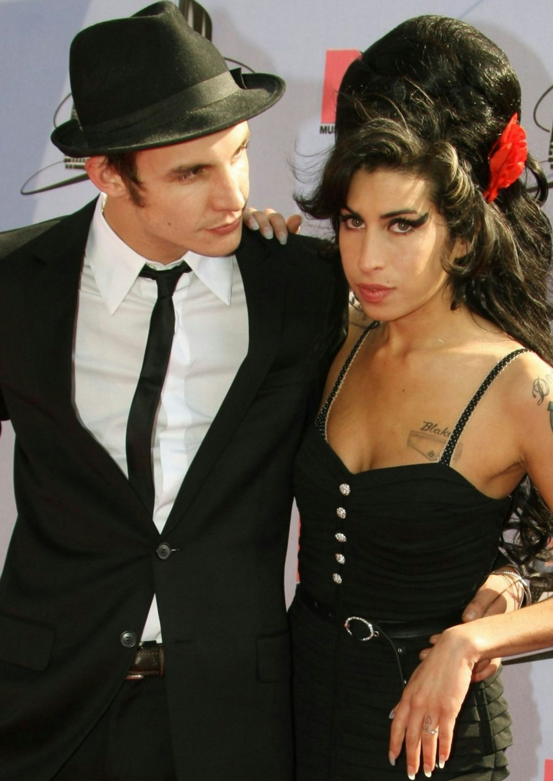 ARCHIV - Die Sängerin Amy Winehouse und ihr damaliger Ehemann Blake Fielder-Civil kommen in Los Angeles zur Verleihung der MTV Movie Awards (2007).  