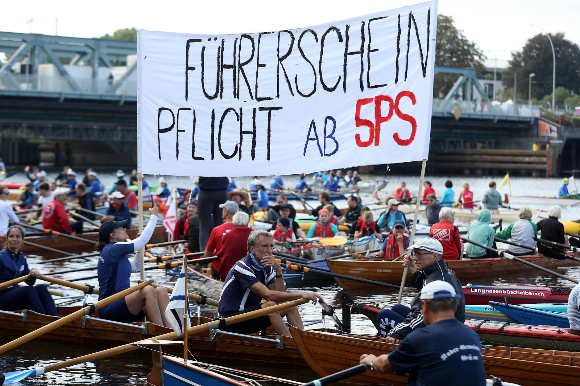 Am Sonntag demonstrierten motorlose Wassersportler gegen den PS-Wahnsinn auf den Berliner Wasserstraßen in Köpenick.
