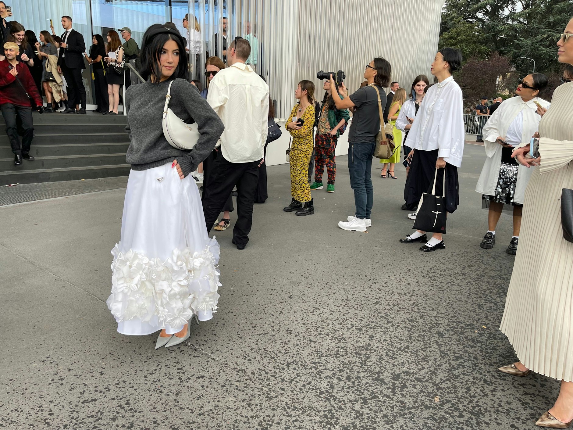 Auch hier wird ein weißer Blumenrock mit einem Kaschmirpulli gepaart – und zwar von TikTok-Star Charli D'Amelio.