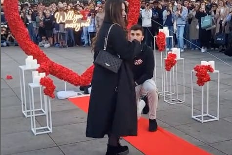 Sie dreht sich um und geht. Damit hat der Bräutigam in spe wohl nicht gerechnet.