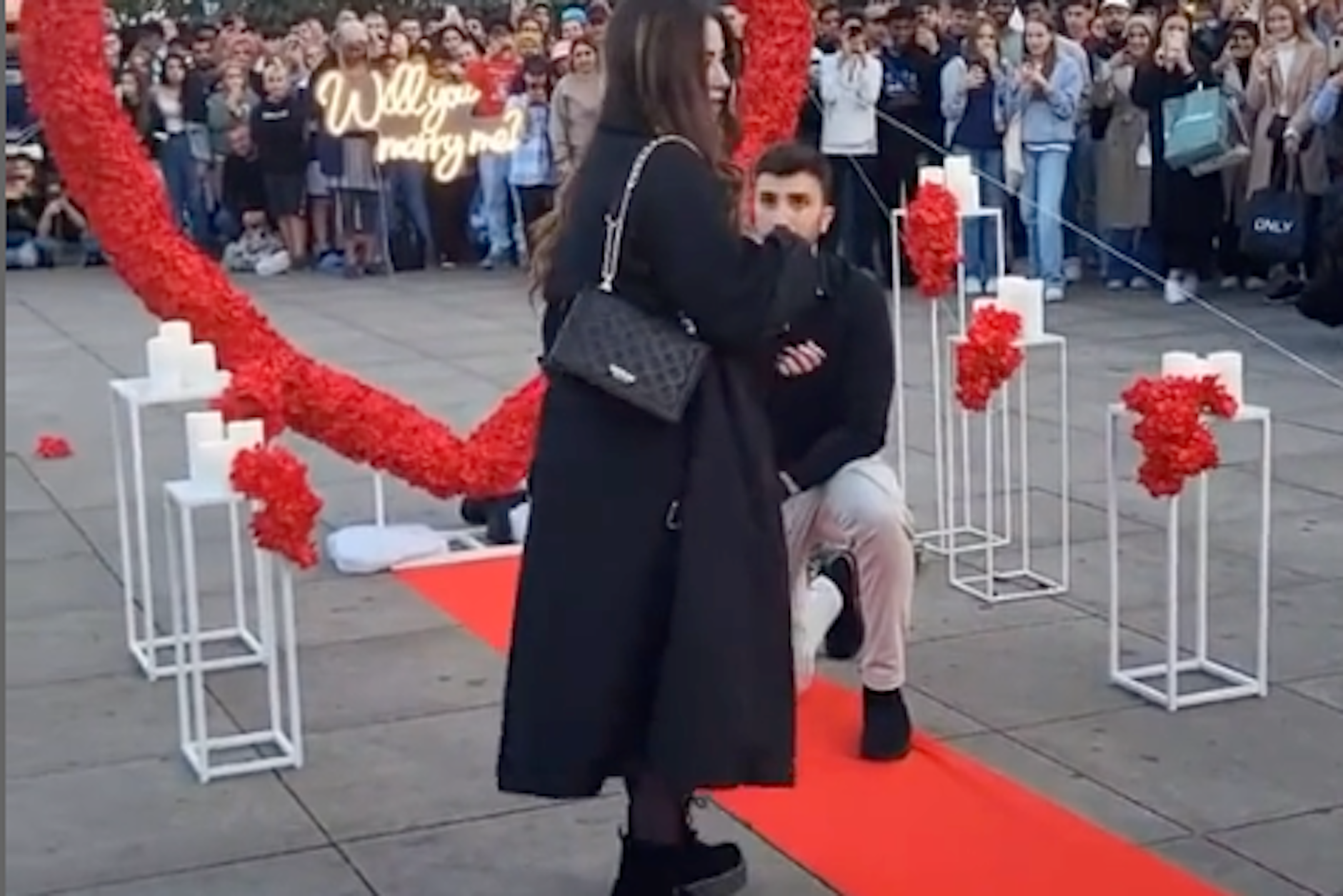 Sie dreht sich um und geht. Damit hat der Bräutigam in spe wohl nicht gerechnet.