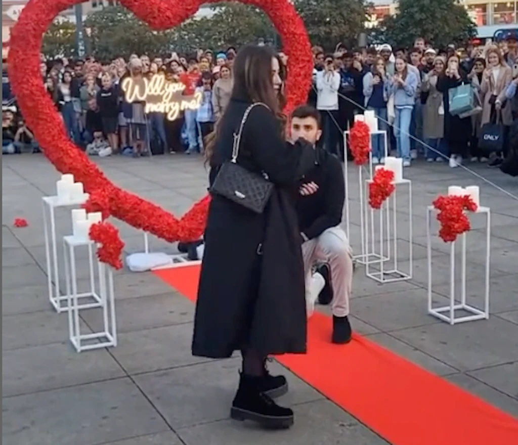 Für Instagram: Heiratsantrag auf dem Alexanderplatz vor Publikum