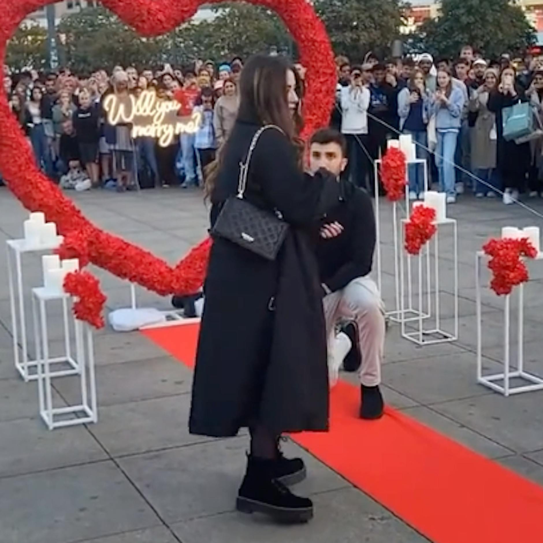 Enttäuschend: Mann macht Freundin auf Alexanderplatz einen Antrag. Die verschwindet prompt