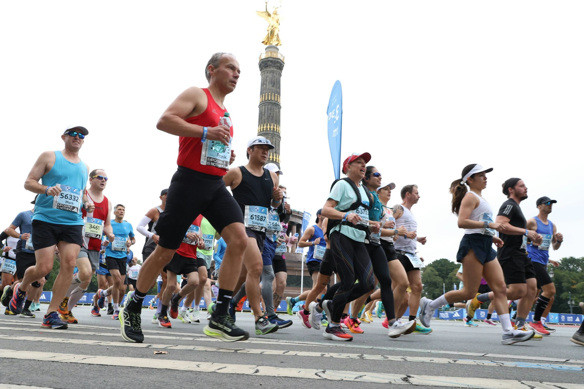 Läufer passieren die Siegessäule