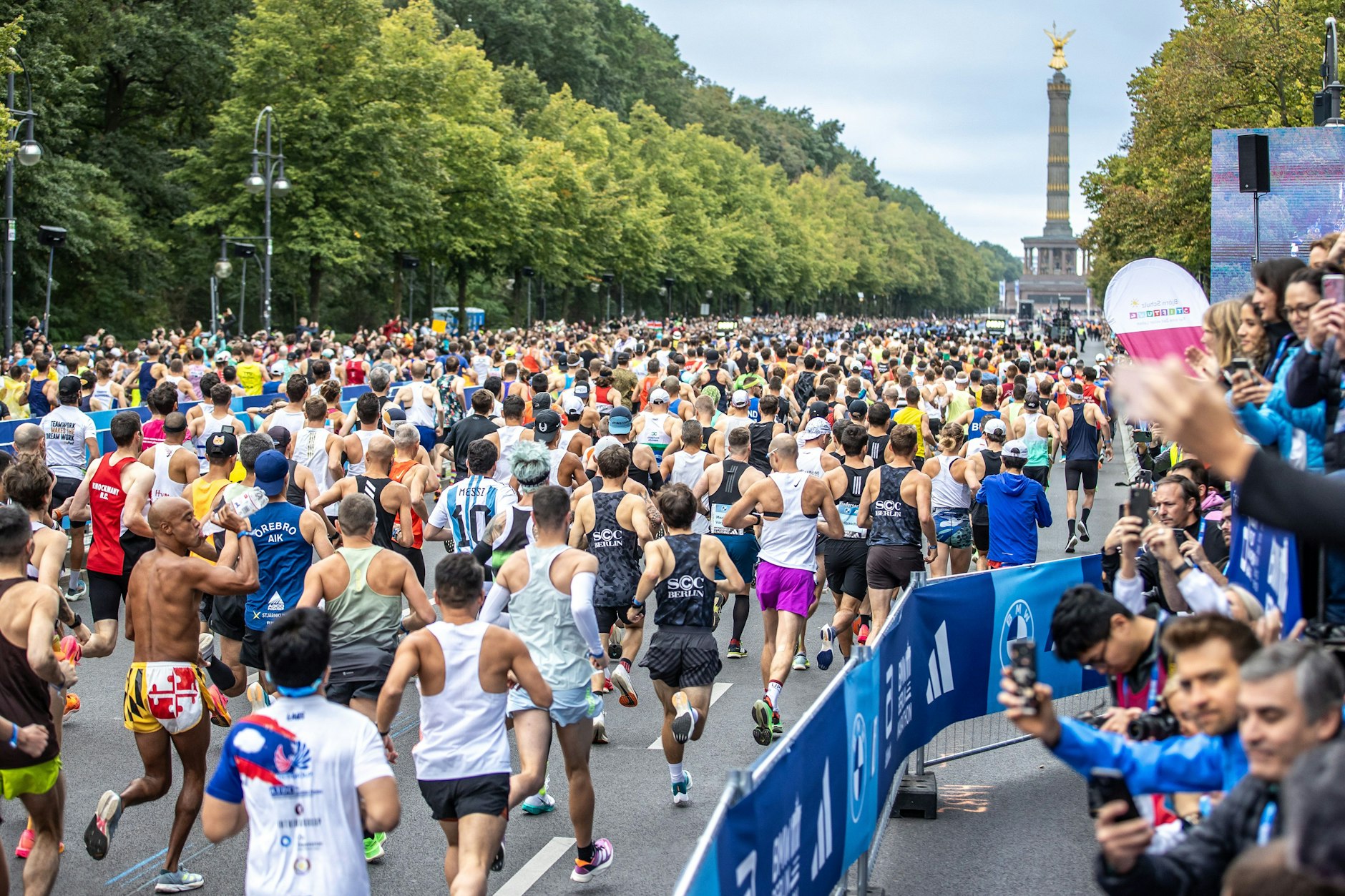 Die Läufer sind nach dem Start auf der Strecke unterwegs.