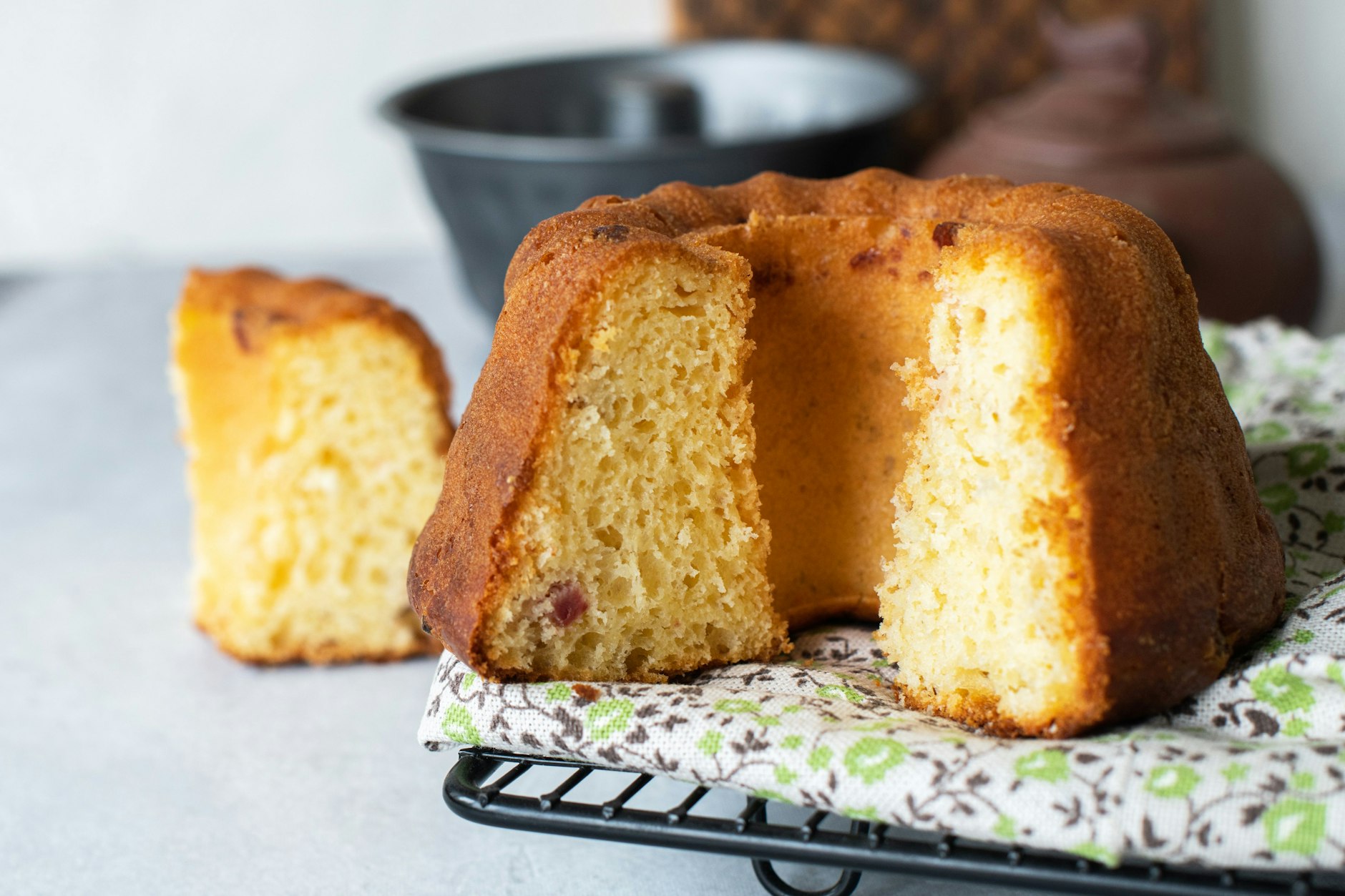 Der Rührkuchen aus Cornflakes-Milch nach diesem Rezept ist schnell gemacht, saftig und einfach herrlich lecker!