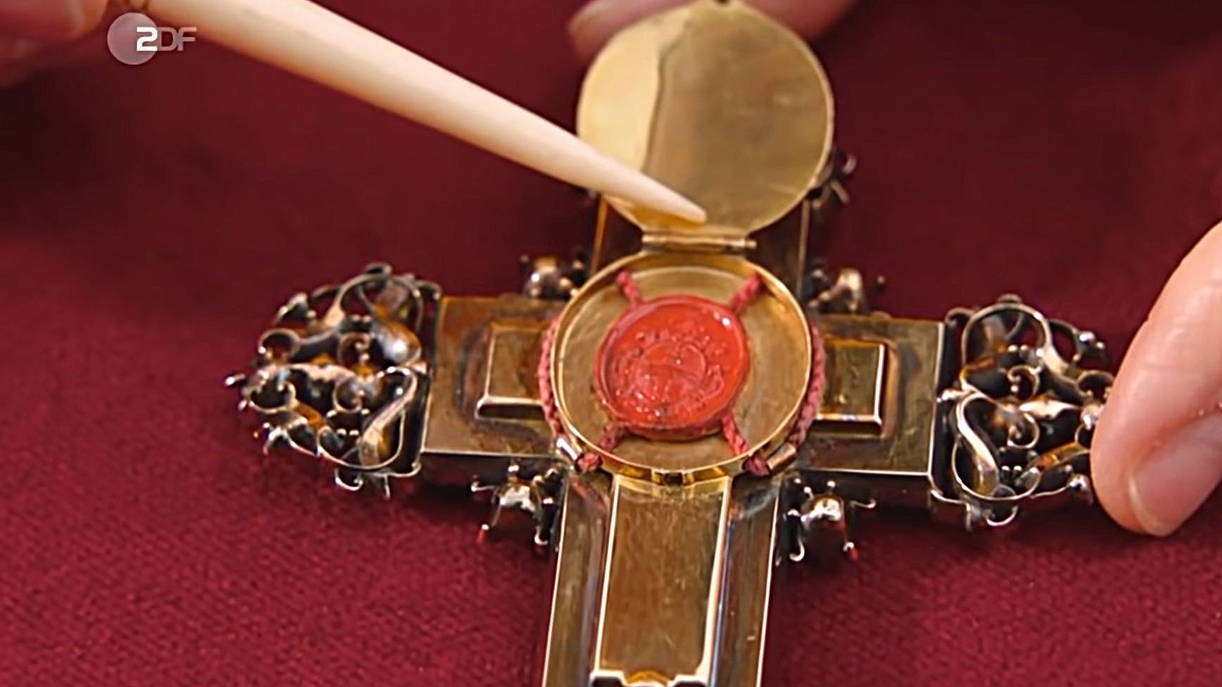 Hinter dem Decken an der Rückseite des Schmuckstückes verbergen sich Holzsplitter aus dem Kreuz Jesu Christi. Bei „Bares für Rares“ kam das Kreuz unter den Hammer.