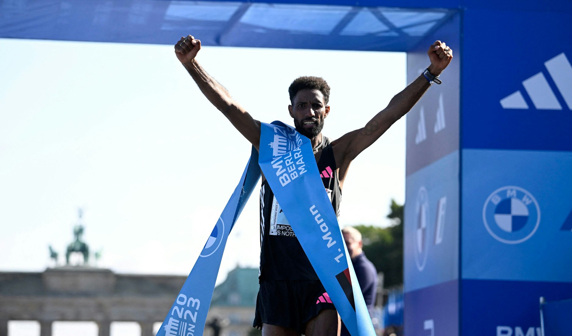 Der Deutsche Amanal Petros jubelt, nachdem er als erster deutscher Athlet die Ziellinie überquert hat.
