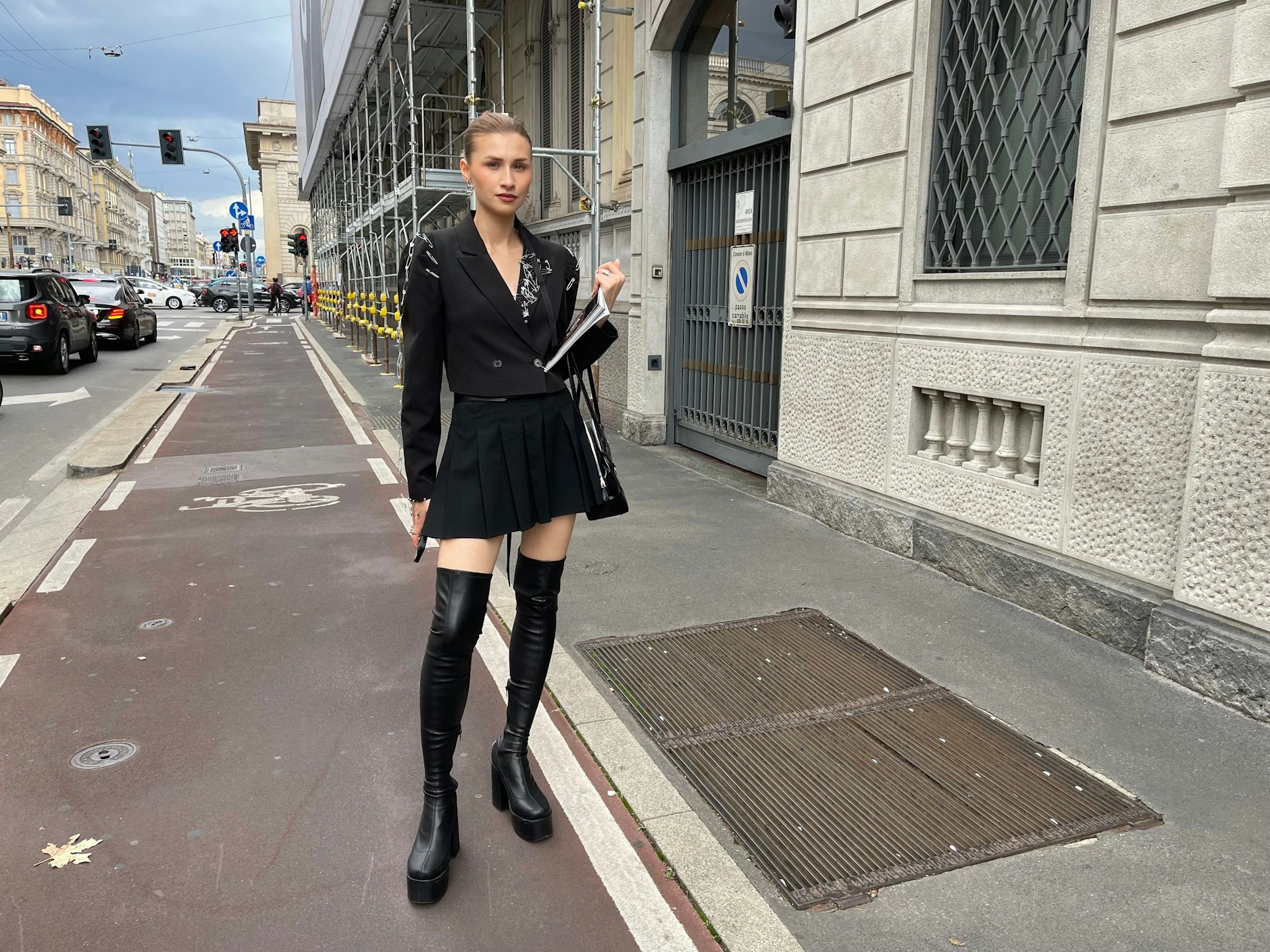 Diese Dame ist auf dem Corso Venezia unterwegs. Ihr Job: Influencerin.