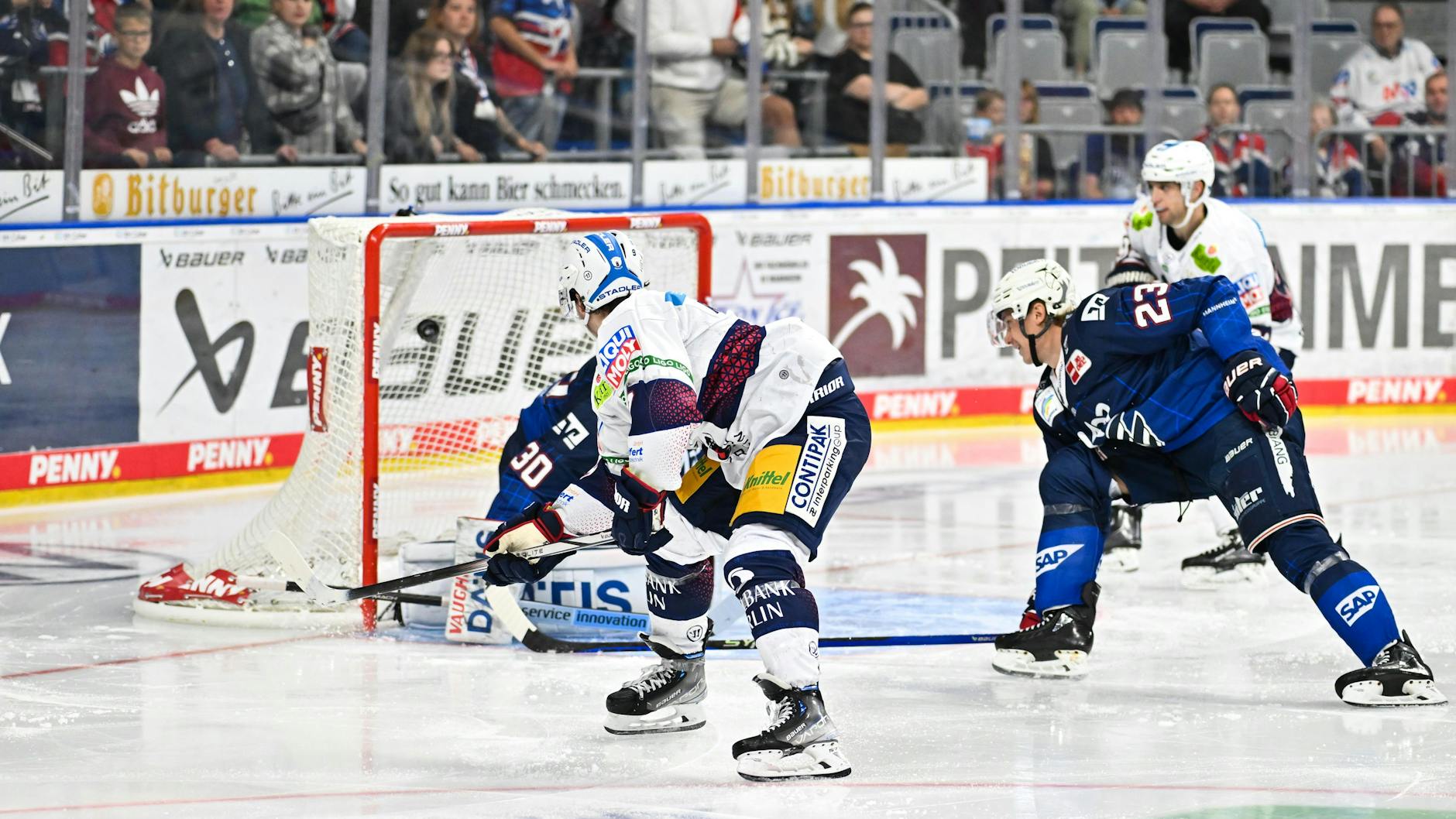 Ty Ronning (l.) gleicht für die Eisbären zum 2:2 bei den Adler Mannheim aus, sorgt so für neuen Mut.