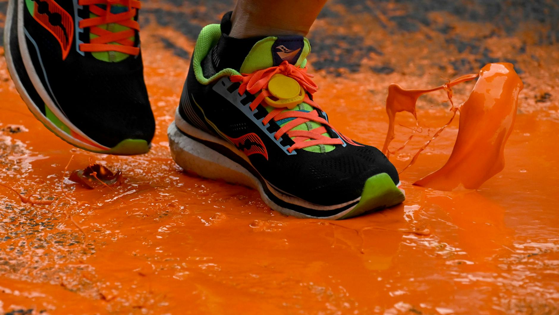 Farbe auf der Laufstrecke: Aktivisten der Letzten Generation hatten vor dem Start des Berlin-Marathons orange Farbe verschüttet.