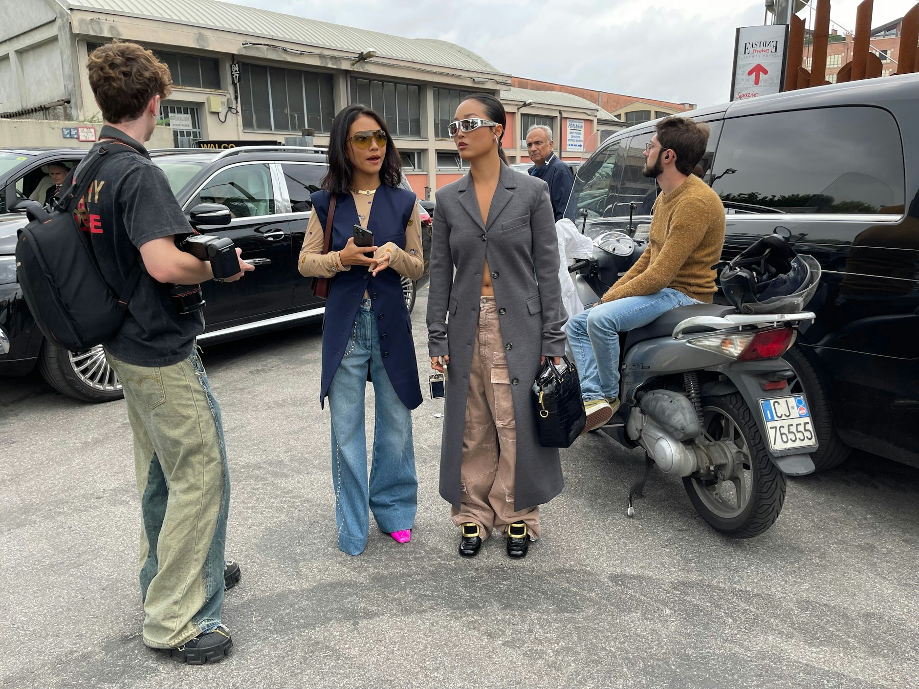 Auch diese zwei Gäste der Sportmax-Schau sind gut drauf.