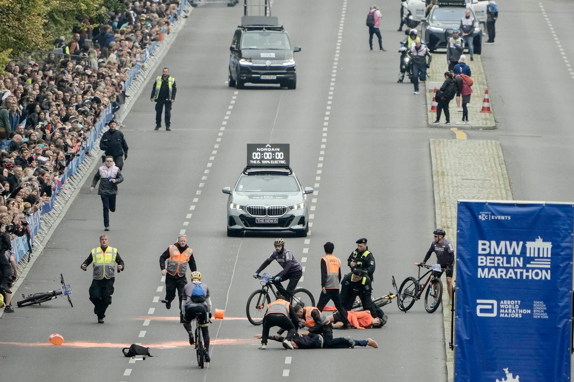 Die Polizei entfernt Aktivisten der Letzten Generation von der Strecke vor dem Start des Berlin-Marathons.