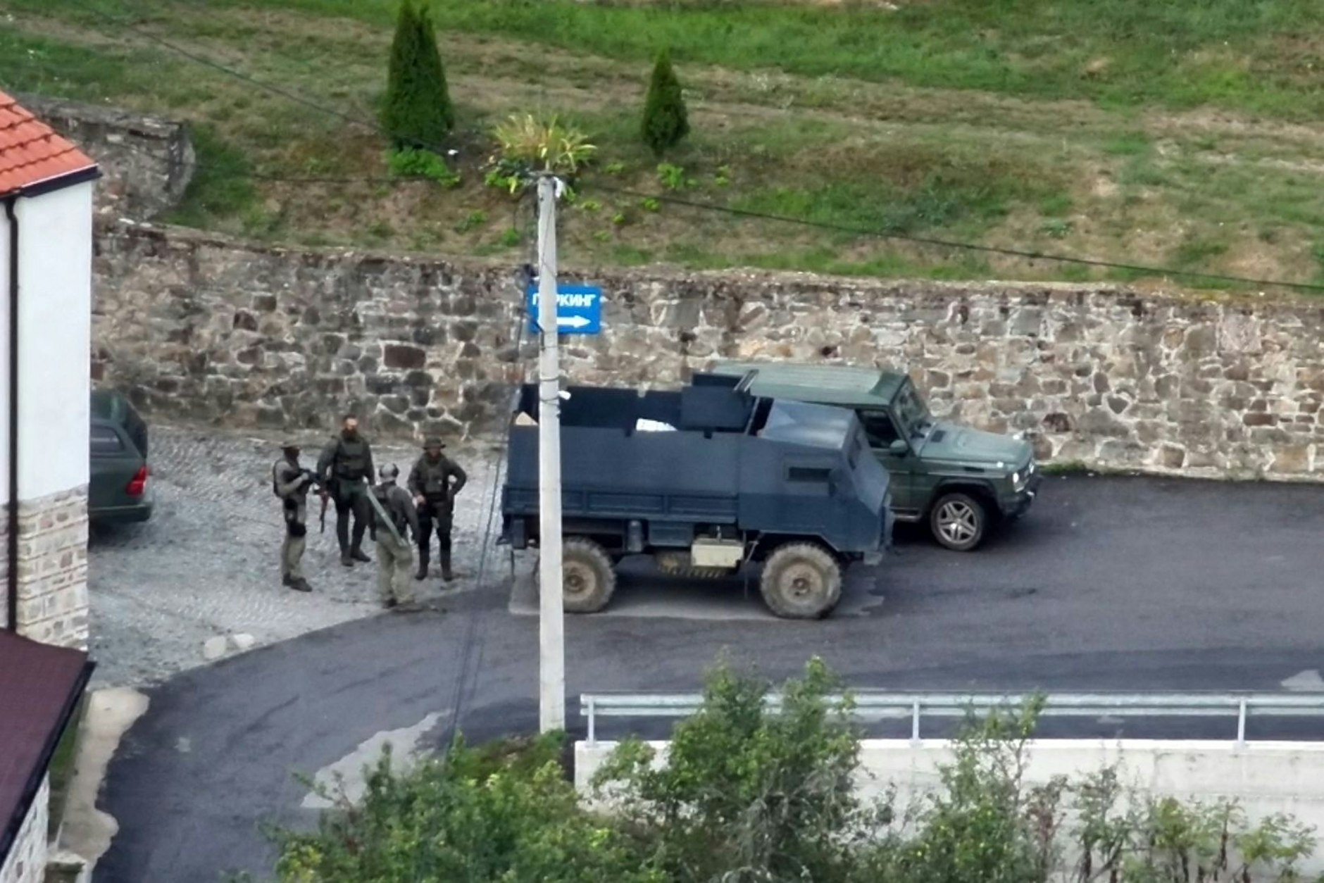 Dieses von der Kosovo-Polizei zur Verfügung gestellte Bild zeigt eine Gruppe bewaffneter, maskierter Männer vor dem Kloster in Banjska.