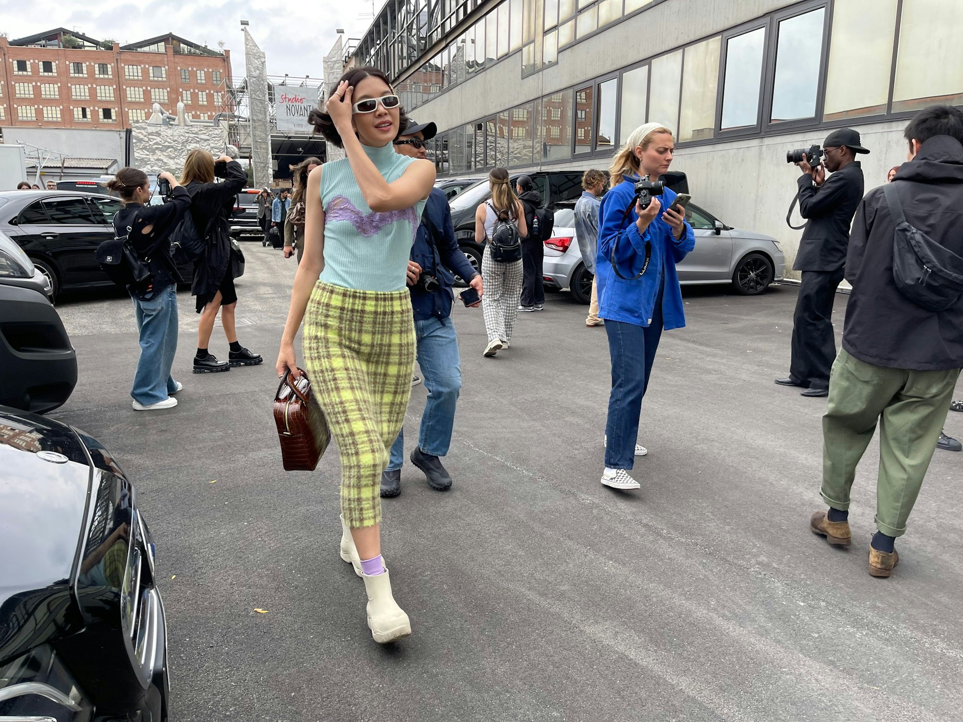 Die thailändische Sängerin&nbsp;Oranicha Krinchai schwingt schnellen Schrittes vom Gelände der Sportmax-Show.