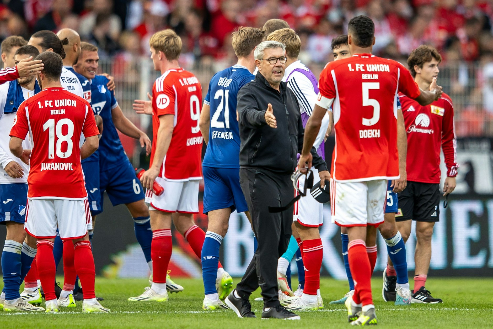 Unions Trainer Urs Fischer klatscht nach dem 0:2 gegen die TSG Hoffenheim mit Danilho Doekhi (r) ab. 