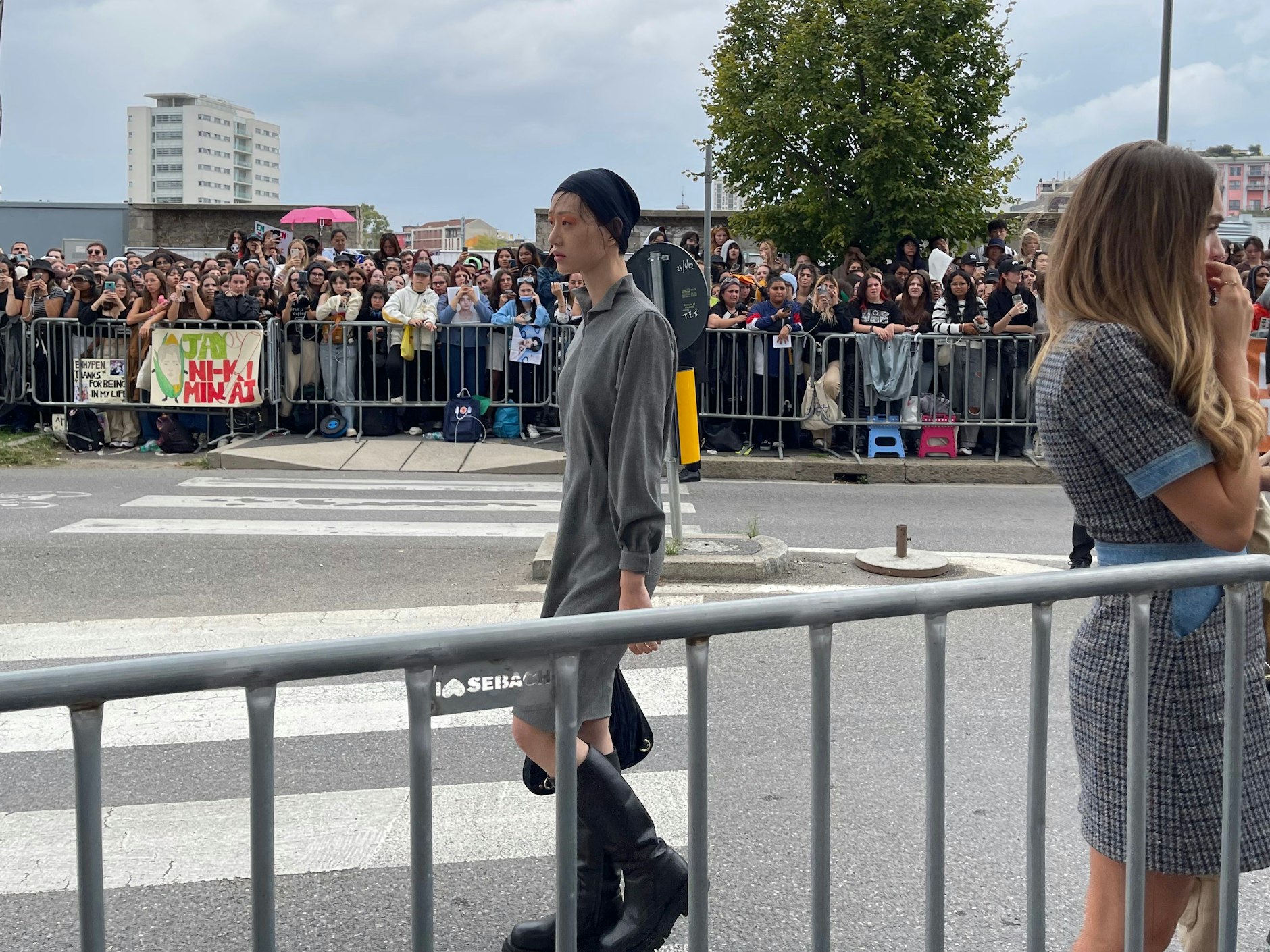 Die Make-up-Artistin Lynsey Alexander schminkte die Models der Prada-Show. Der zarte Braunton auf den Augenlidern dieser Dame verrät, dass sie gerade auf dem Runway zu sehen war. Im Hintergrund sieht man geduldig wartende Fans der K-Pop-Band Enhypen, die für eine gehörige Portion Hysterie sorgten.