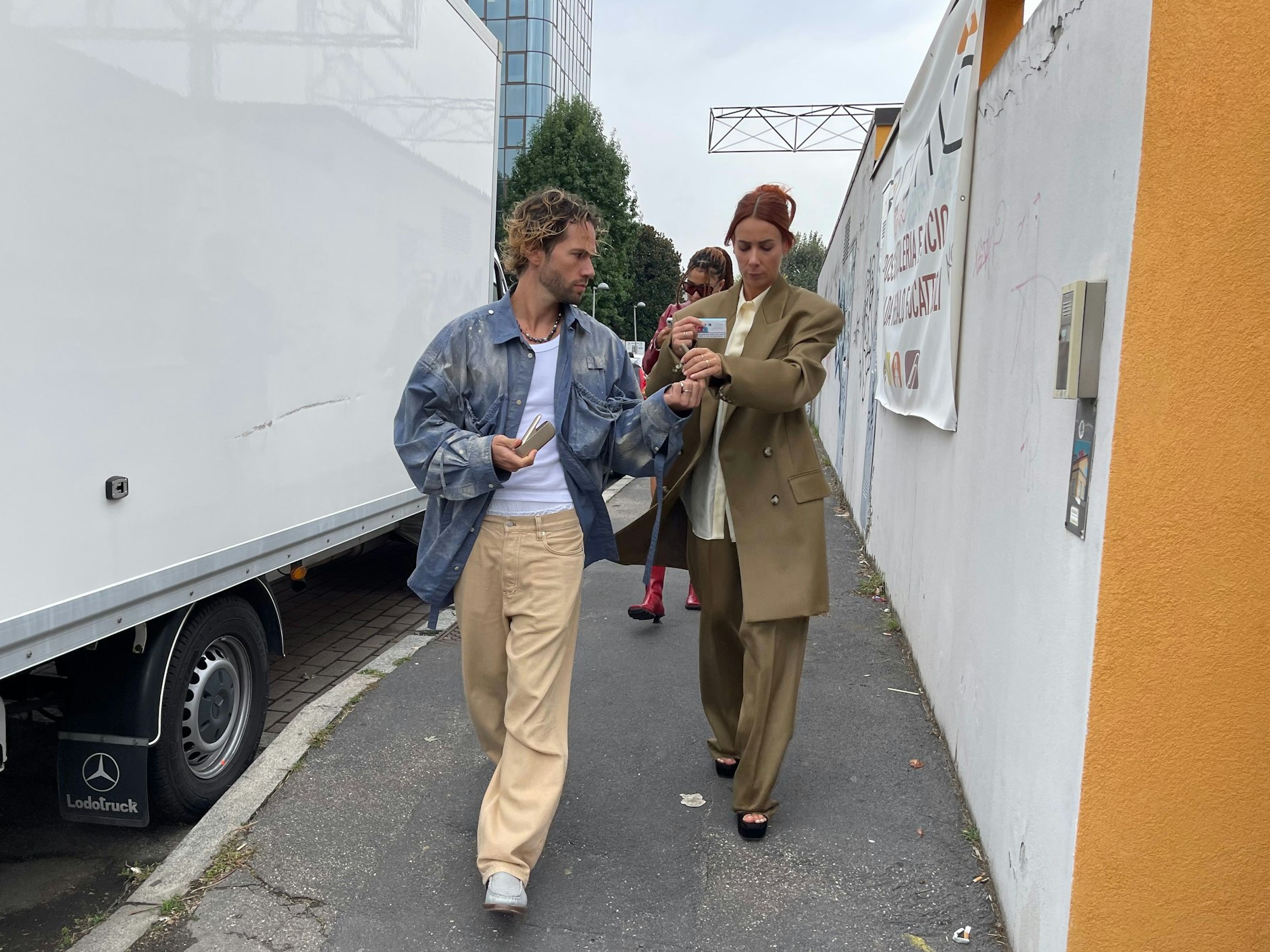 So, jetzt aber los. Denn die Gucci-Show beginnt gleich. Doch zuvor noch eine E-Zigarette.