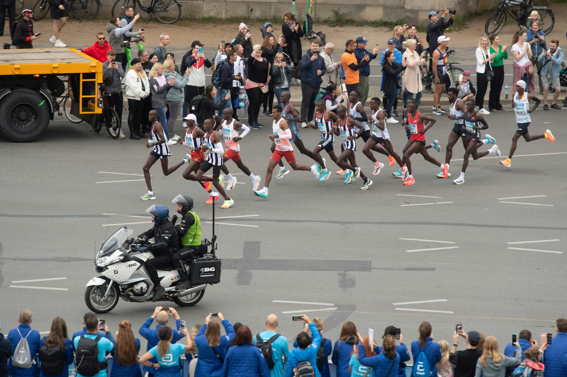 Die Teilnehmer des  Marathons beim Start.