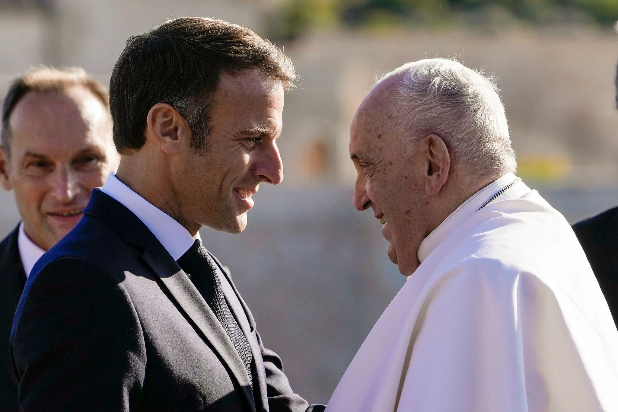 dpatopbilder - Frankreichs Präsident Emmanuel Macron (l) begrüßt Papst Franziskus.  
