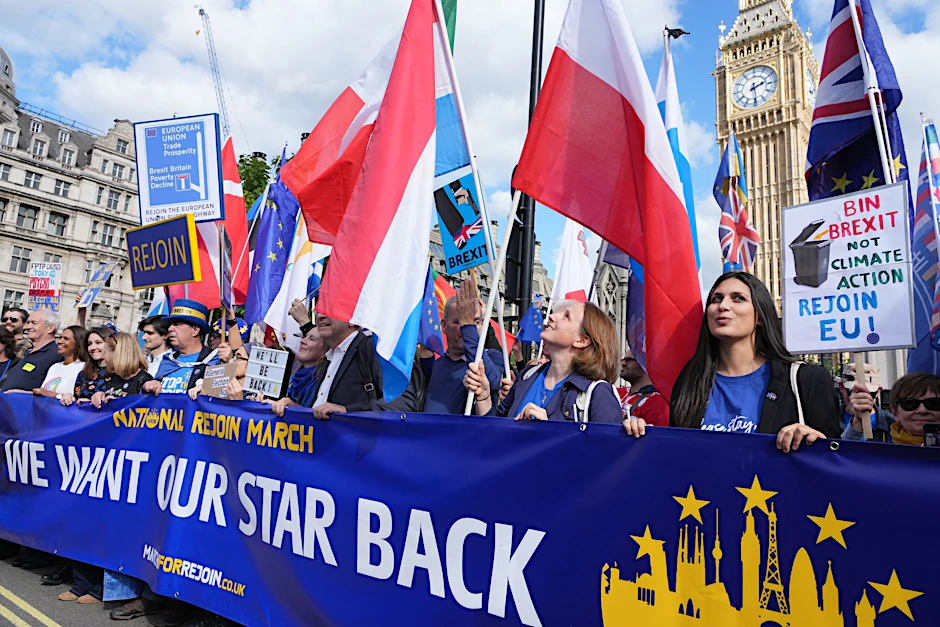 Das zentrale Motto des Protests bezieht sich auf die Sterne der EU-Flagge: «We want our star back!» (Wir wollen unseren Stern zurück!)  