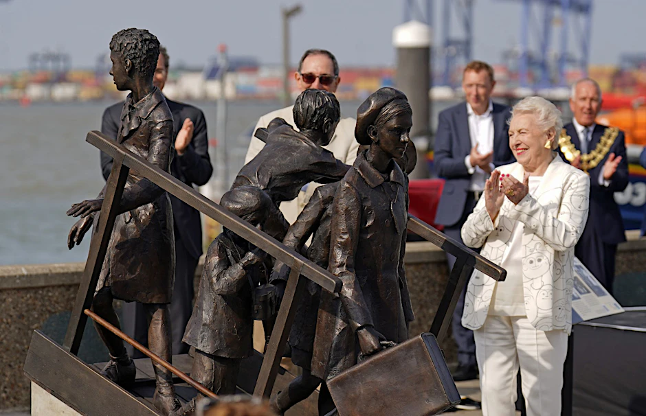 ARCHIV - Dame Stephanie Shirley (r), bei der Enthüllung eines Denkmals für den Kindertransport am Kai von Harwich 2022.  